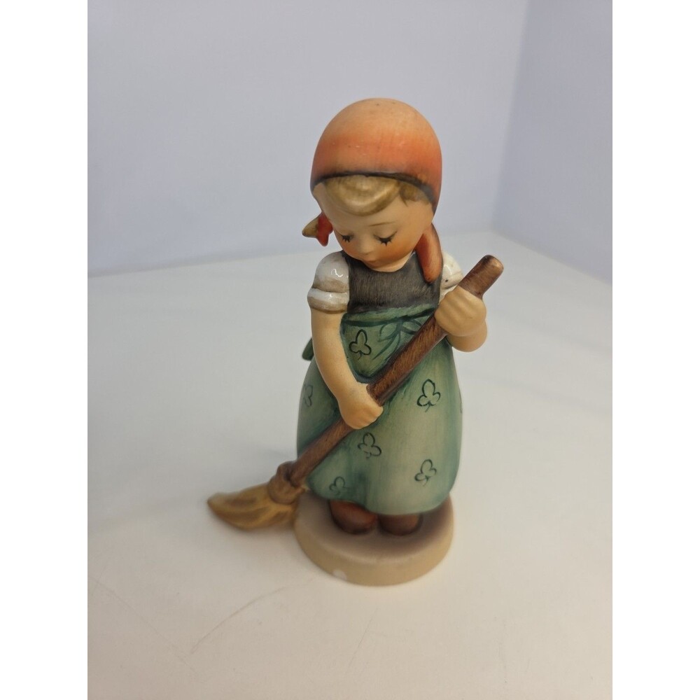 Goebel Hummel Figurine "Little Sweeper" #171 4" Tall West Germany